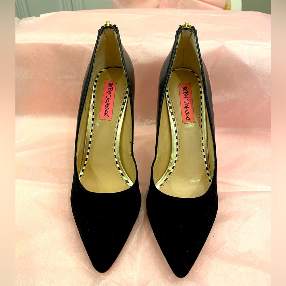 Betsey Johnson Size 8.5 Black Suede and Leather Gently Used Heels Pumps Courts